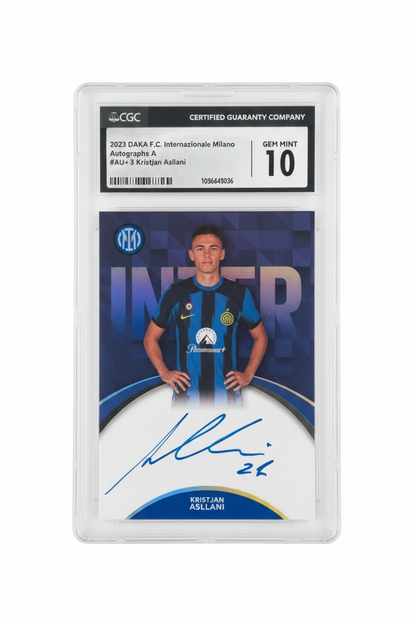 Kristjan Asllani Auto CGC 10 Daka 2023 - fronte sfondo bianco