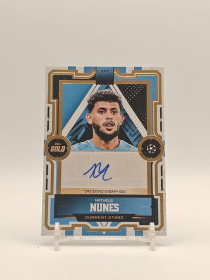 Fronte Matheus Nunes Manchester City Topps Gold Current Stars autografata